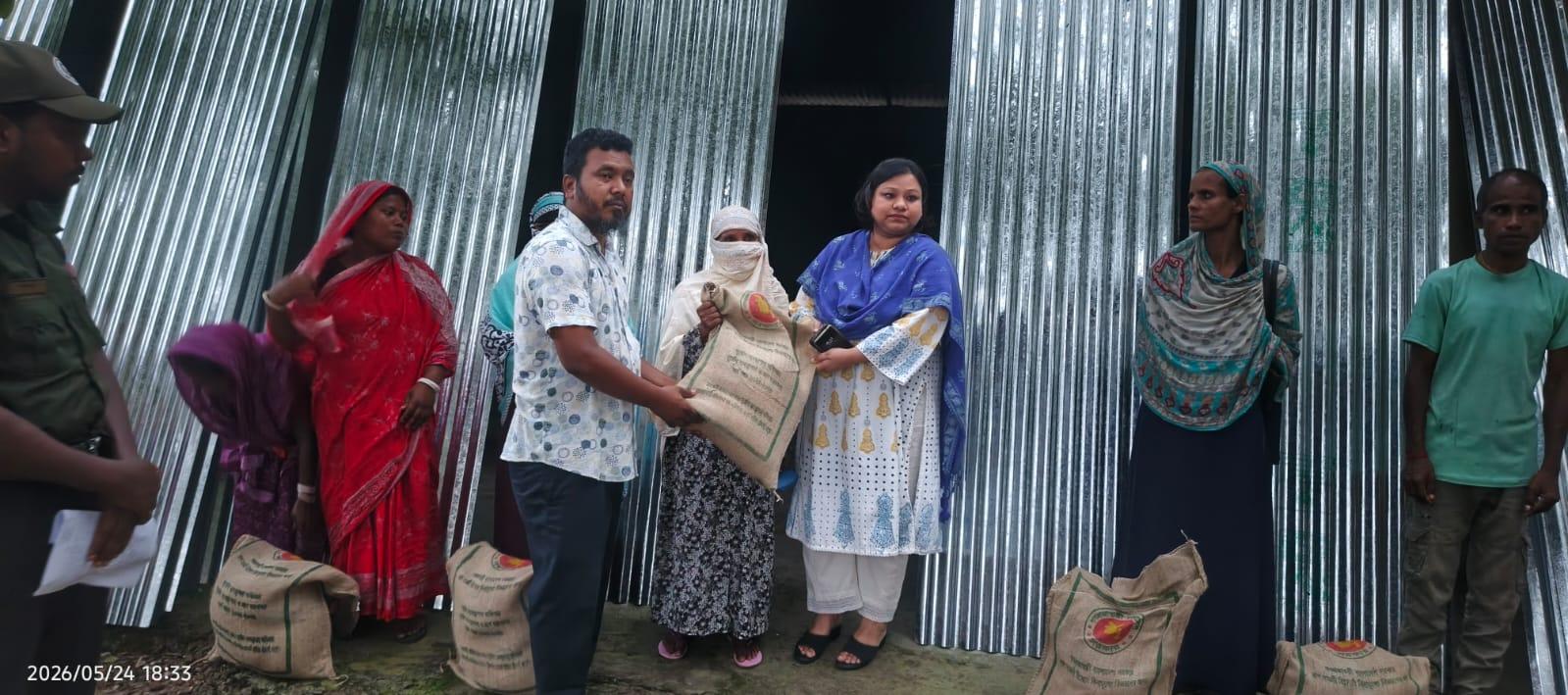 দুর্যোগে ক্ষতিগ্রস্তদের পাশে সৈয়দপুর উপজেলা প্রশাসন।